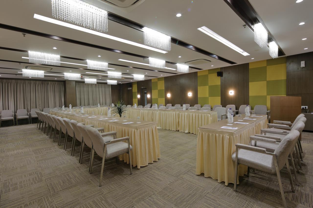 Hotel Pragati The Grand Ahmedabad Ngoại thất bức ảnh