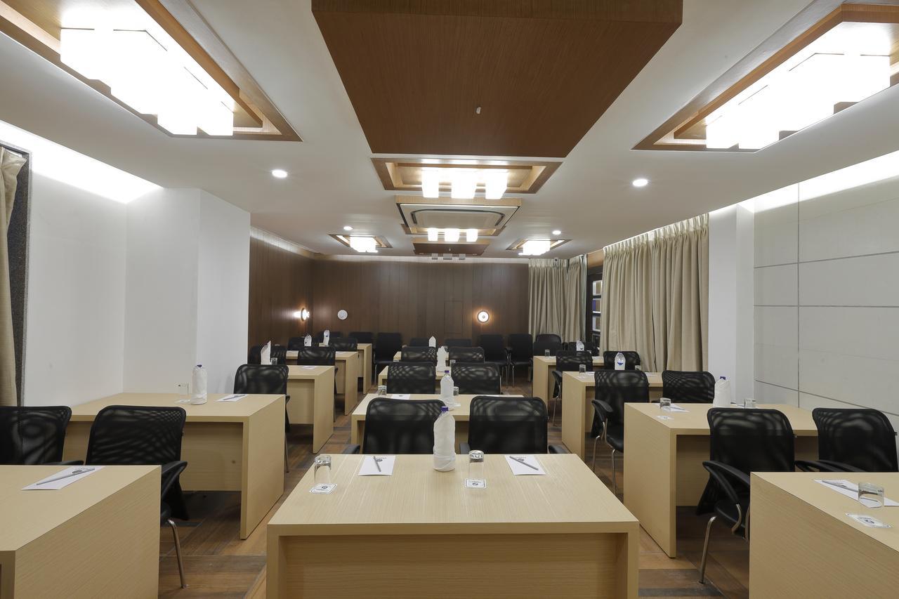 Hotel Pragati The Grand Ahmedabad Ngoại thất bức ảnh